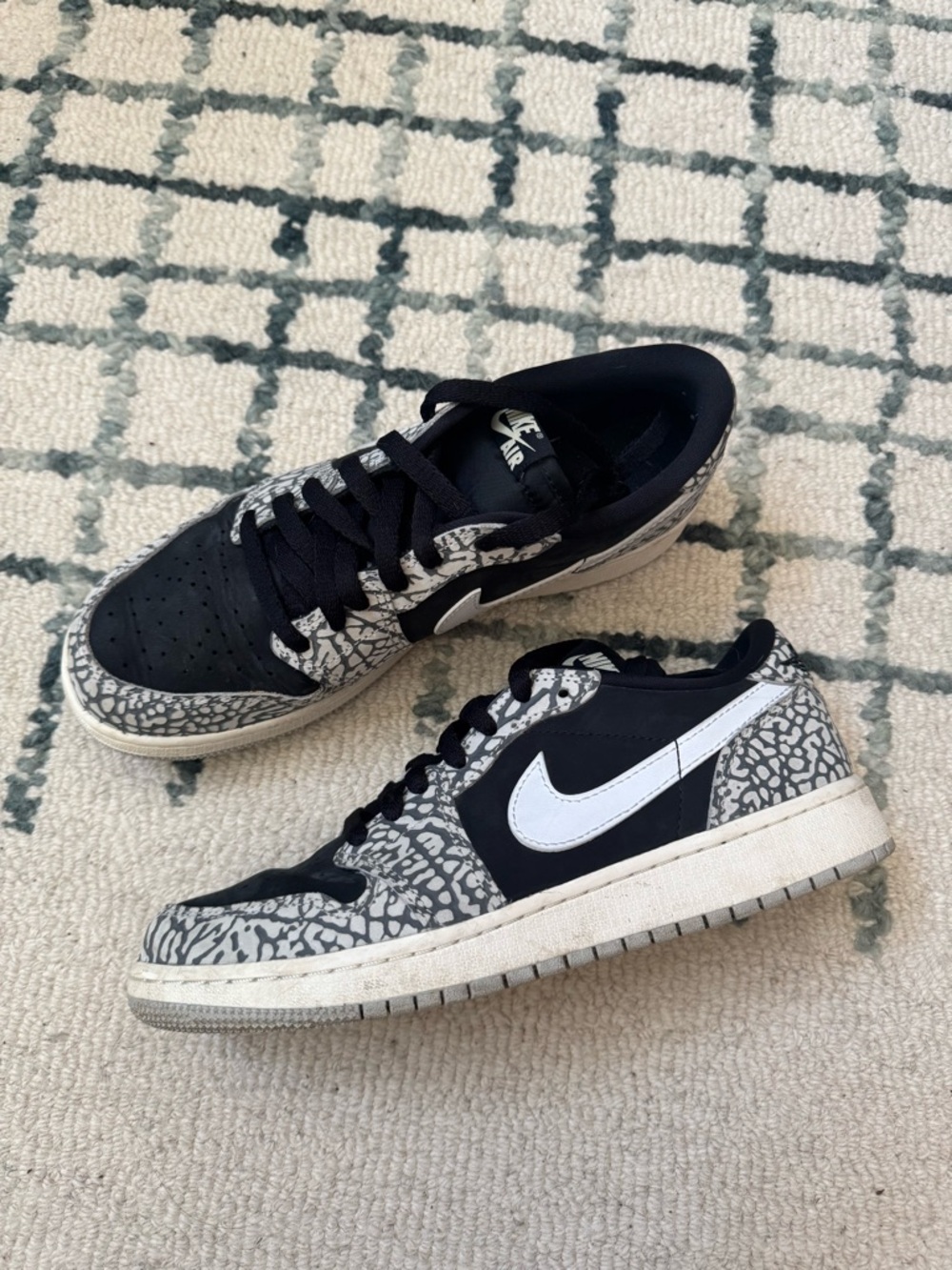 Nike Low Top Sneakers in Black & White